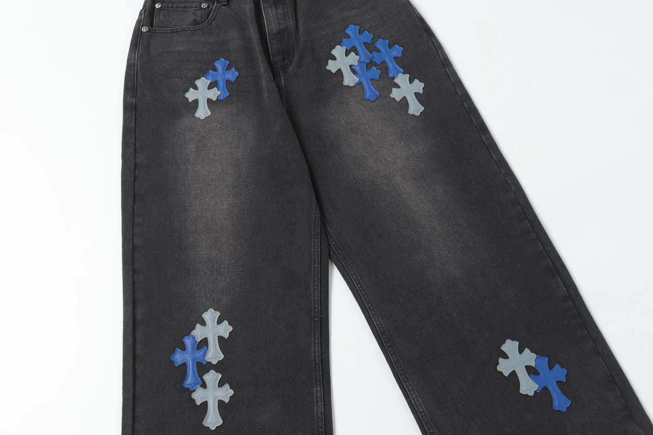 KE303 P270 The only correct leather label version on the market Chrome Hearts CH Heavy-duty washed distressed wide-leg jeans Top ceiling quality 100% correct version The correct version is here!  Believe me this must be the best quality you will ever come across! ! Excellent value for money! !  Styles with different washes and textures are very friendly to people with thin legs and thick legs. The straight version is very flattering to the shape of the legs. The moderate length is timeless and easy to match. It is the basis of various styles and a must-have in the wardrobe! ! Add a little stacking to make the atmosphere easy to control. The fabric is stiff but the upper body is soft without losing texture. The sides and cuffs of some styles have a bone-wash effect. It’s really hard not to love it!  ✅Correctly customize the Croxin metal leather label on the back panel. It is definitely not sold directly with the cross on the finished jeans. 1:1 copying strives for excellence and the details are perfectly grasped. ✅The cross leather label is clear and smooth. Exquisite turning top craftsmanship. ✅Buttons, zippers and hardware are all customized versions of the Croxin LOGO. ✅High-cost washing process. Size: 28 30 32 34 36
